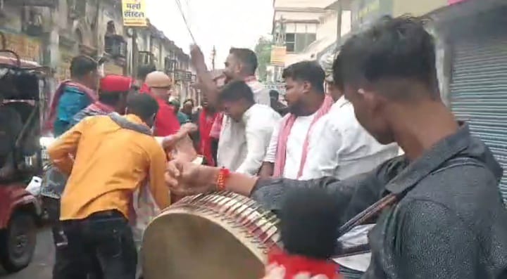 "वोट चोरी" के आरोप के बाद अजय राय के लिए जश्न मनाते समर्थक