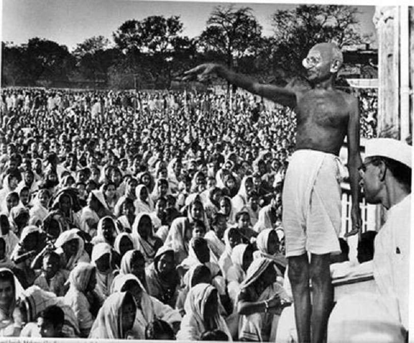 अगस्त क्रांति के दौरान मंच से बोलते हुए गाँधी जी