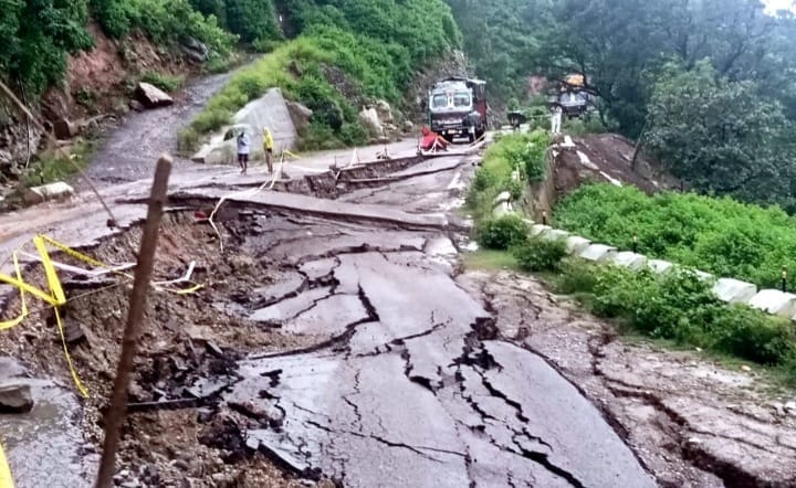 हादसे में टूटे हुए सड़क