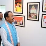 फोटो प्रदर्शनी के दौरान डिप्टी सीएम