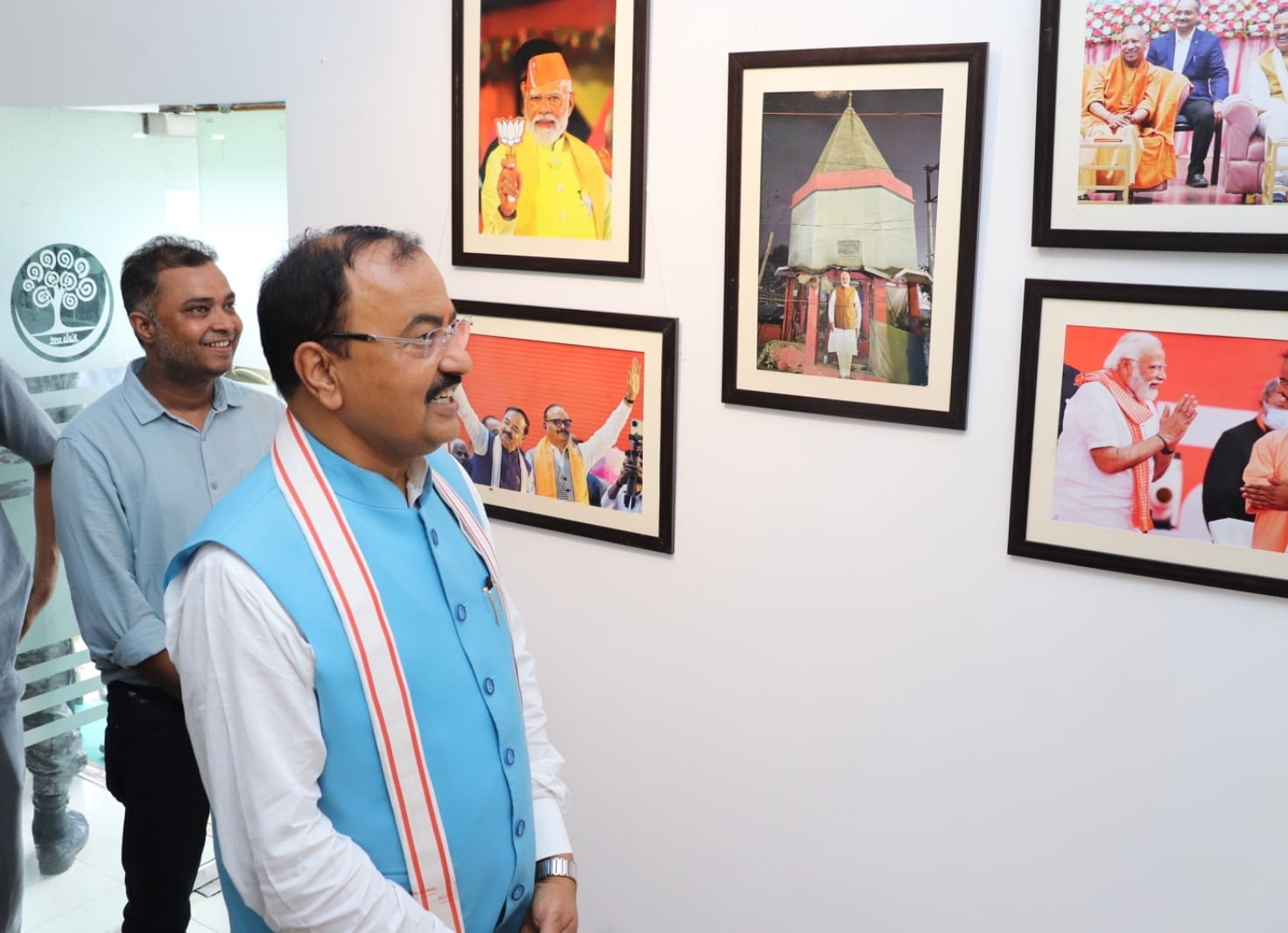 फोटो प्रदर्शनी के दौरान डिप्टी सीएम