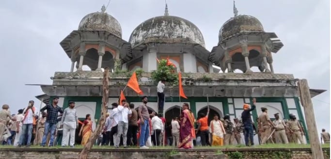 फतेहपुर मकबरा : 150 पर मुक़दमा दर्ज