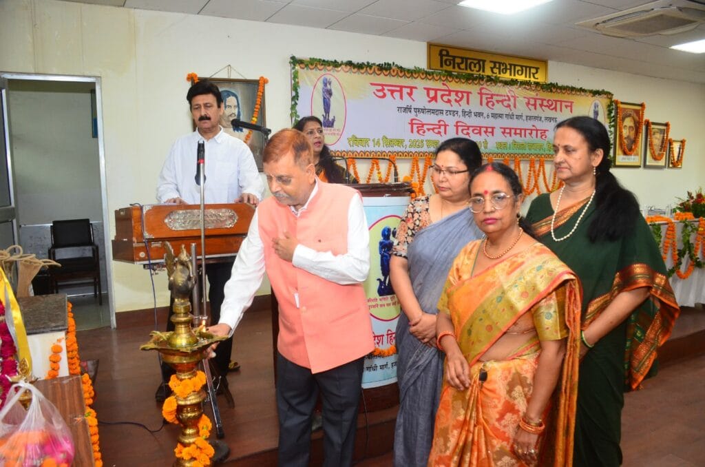 कार्यक्रम के शुरुआत में दीप प्रज्वलित करते हुए 