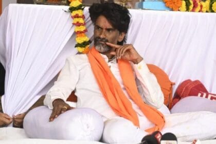मराठा आंदोलन के सामने झुकी महाराष्ट्र सरकार