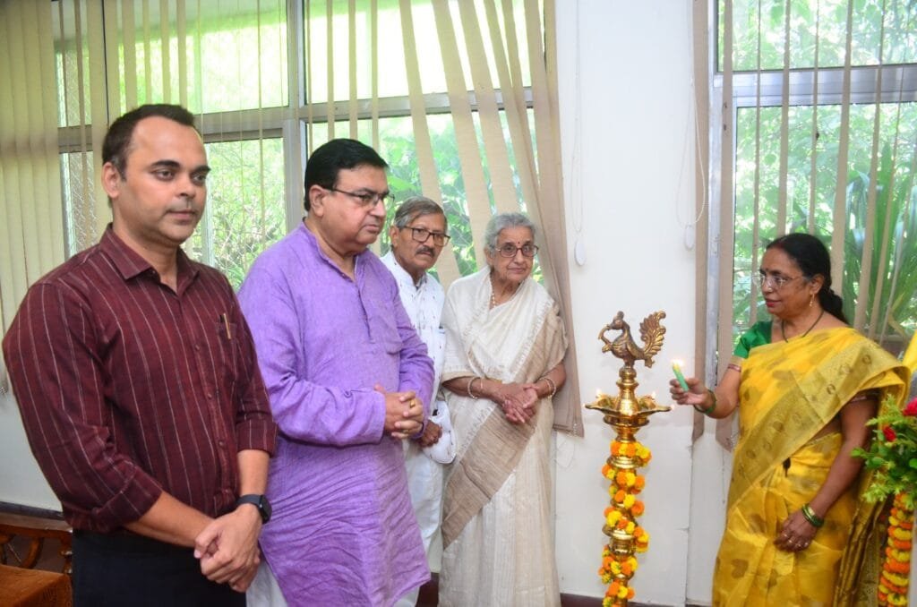 कार्यक्रम से पहले दीप प्रज्वलित करते सदस्य 