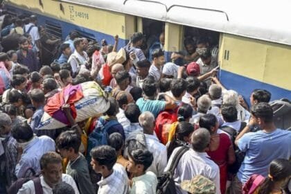 बई से बिहार जा रही ट्रेन में भीड़ से संतुलन खोने से बड़ा हादसा