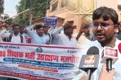 मायावती के घर के बाहर प्रदर्शन कर मदद की गुहार लगाने पहुंचे