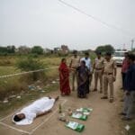 खून से लथपथ शव मिलने से हड़कंप ( image AI-Generated )