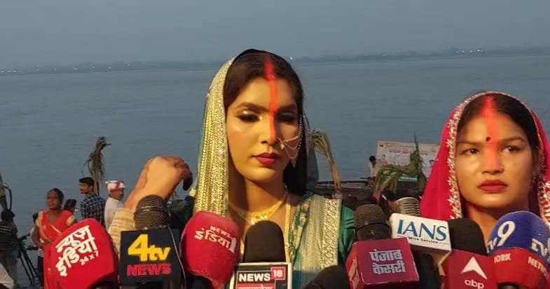 मीडिया से बातचीत करती एक किन्नर 