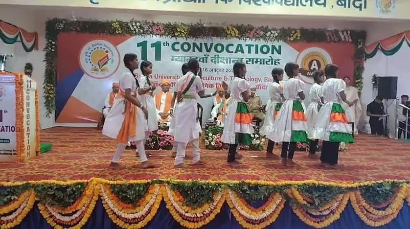 कार्यक्रम के दौरान नृत्य करती छात्राएं 