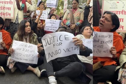 दिल्ली हाई कोर्ट के बाहर विरोध प्रदर्शन।