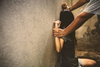 दुष्कर्म कराकर जबरन धकेला गंदे धंधे में, FIR दर्ज