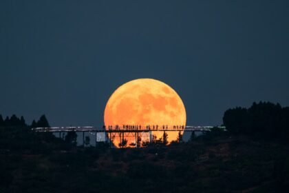 रंगों के बीच दिखेगा 'खूनी चांद'!