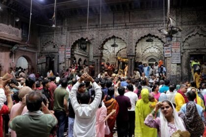 बांके बिहारी मंदिर में बड़ा विवाद