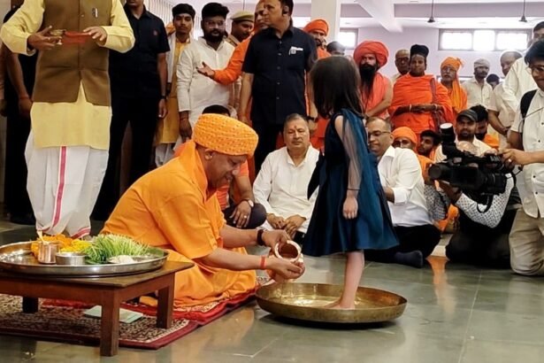 मुख्यमंत्री योगी ने रामनवमी पर कन्याओं का किया पूजन