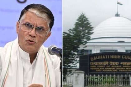 Pawan Khera कोर्ट के बाहर या मीडिया से बात करते हुए