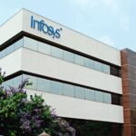 Infosys का लोगो और गिरते शेयर ग्राफ को दिखाती तस्वीर