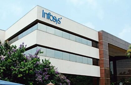 Infosys का लोगो और गिरते शेयर ग्राफ को दिखाती तस्वीर
