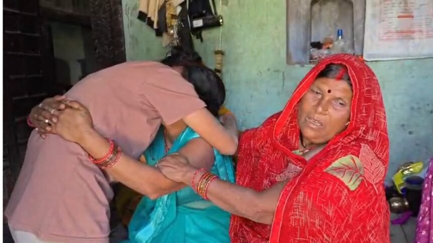 घर में सो रही मां-बेटी पर तेजाब फेंक दिया