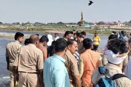 वृंदावन के केशी घाट पर नाव पलटने से हादसा, यमुना में रेस्क्यू ऑपरेशन