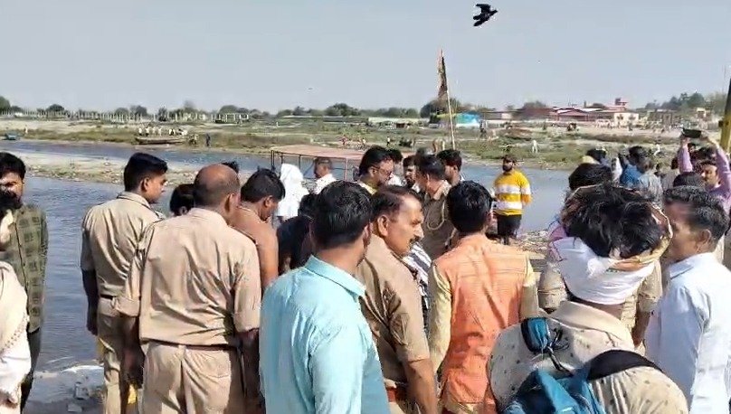 वृंदावन के केशी घाट पर नाव पलटने से हादसा, यमुना में रेस्क्यू ऑपरेशन