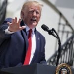 Donald Trump का विवादित बयान देते हुए फोटो