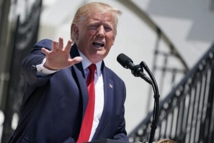 Donald Trump का विवादित बयान देते हुए फोटो