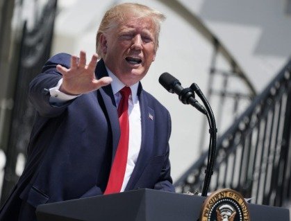 Donald Trump का विवादित बयान देते हुए फोटो