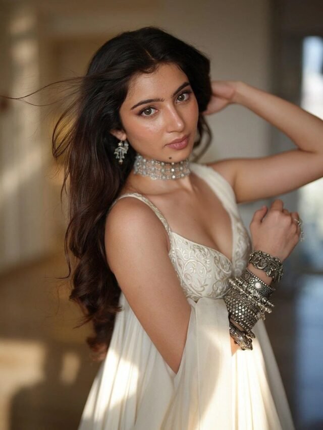 Sara Arjun का रॉयल ब्लैक साड़ी हुई वायरल