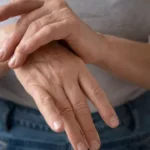 Osteoarthritis, Osteoarthritis in Young Adults, Knee Pain in Youth, Arthritis Causes, Joint Pain, Osteoarthritis Symptoms, Early Osteoarthritis, Knee Health, Joint Degeneration, Arthritis Research, Orthopedic Health, Lifestyle Diseases, Obesity and Arthritis, Osteoarthritis Treatment, Bone and Joint Health, ऑस्टियोआर्थराइटिस, युवाओं में गठिया, घुटनों का दर्द, जोड़ों की बीमारी, ऑस्टियोआर्थराइटिस के कारण, गठिया के लक्षण, कम उम्र में घुटनों की समस्या, जोड़ों का क्षरण, आर्थराइटिस रिसर्च, हड्डियों का स्वास्थ्य, घुटनों की सेहत, मोटापा और गठिया, लाइफस्टाइल डिजीज, ऑर्थोपेडिक न्यूज, जोड़ों का दर्द, गठिया का इलाज, विटामिन डी की कमी, घुटनों की अकड़न, हेल्थ न्यूज हिंदी, स्वास्थ्य समाचार, बोन हेल्थ, जॉइंट हेल्थ, ऑस्टियोआर्थराइटिस ट्रीटमेंट, गठिया जागरूकता, फिटनेस और स्वास्थ्य, मेडिकल रिसर्च, लाइफस्टाइल न्यूज, स्वास्थ्य अपडेट, घुटनों की देखभाल, युवा और गठिया