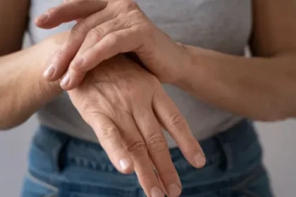 Osteoarthritis, Osteoarthritis in Young Adults, Knee Pain in Youth, Arthritis Causes, Joint Pain, Osteoarthritis Symptoms, Early Osteoarthritis, Knee Health, Joint Degeneration, Arthritis Research, Orthopedic Health, Lifestyle Diseases, Obesity and Arthritis, Osteoarthritis Treatment, Bone and Joint Health, ऑस्टियोआर्थराइटिस, युवाओं में गठिया, घुटनों का दर्द, जोड़ों की बीमारी, ऑस्टियोआर्थराइटिस के कारण, गठिया के लक्षण, कम उम्र में घुटनों की समस्या, जोड़ों का क्षरण, आर्थराइटिस रिसर्च, हड्डियों का स्वास्थ्य, घुटनों की सेहत, मोटापा और गठिया, लाइफस्टाइल डिजीज, ऑर्थोपेडिक न्यूज, जोड़ों का दर्द, गठिया का इलाज, विटामिन डी की कमी, घुटनों की अकड़न, हेल्थ न्यूज हिंदी, स्वास्थ्य समाचार, बोन हेल्थ, जॉइंट हेल्थ, ऑस्टियोआर्थराइटिस ट्रीटमेंट, गठिया जागरूकता, फिटनेस और स्वास्थ्य, मेडिकल रिसर्च, लाइफस्टाइल न्यूज, स्वास्थ्य अपडेट, घुटनों की देखभाल, युवा और गठिया