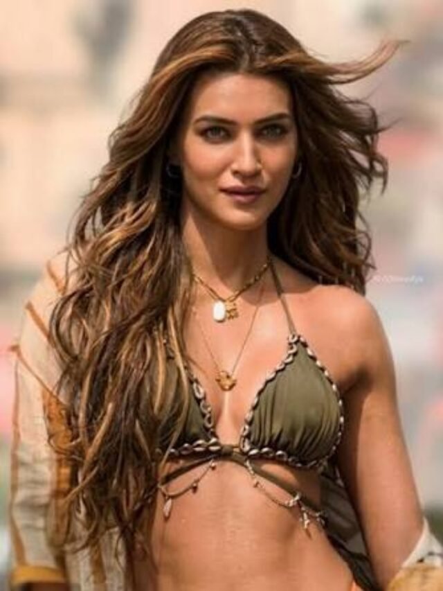 कृति सेनन का रॉयल लुक!